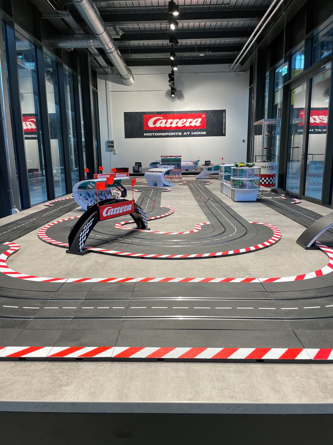 Moderne Eventlocation mit detailreicher Carrera Rennbahn für spannende Motorsport-Events im Innenraum