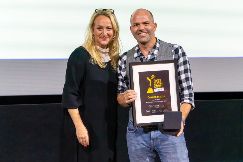Zwei Personen bei einem Event, der Mann hält stolz eine Auszeichnung des Swiss Classic Award 2022