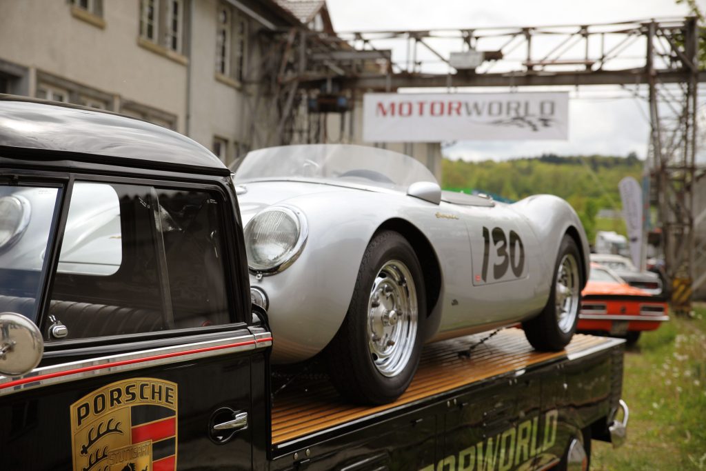 Klassischer Porsche Rennwagen auf einem Anhänger bei einem Motorsport-Event im Freien