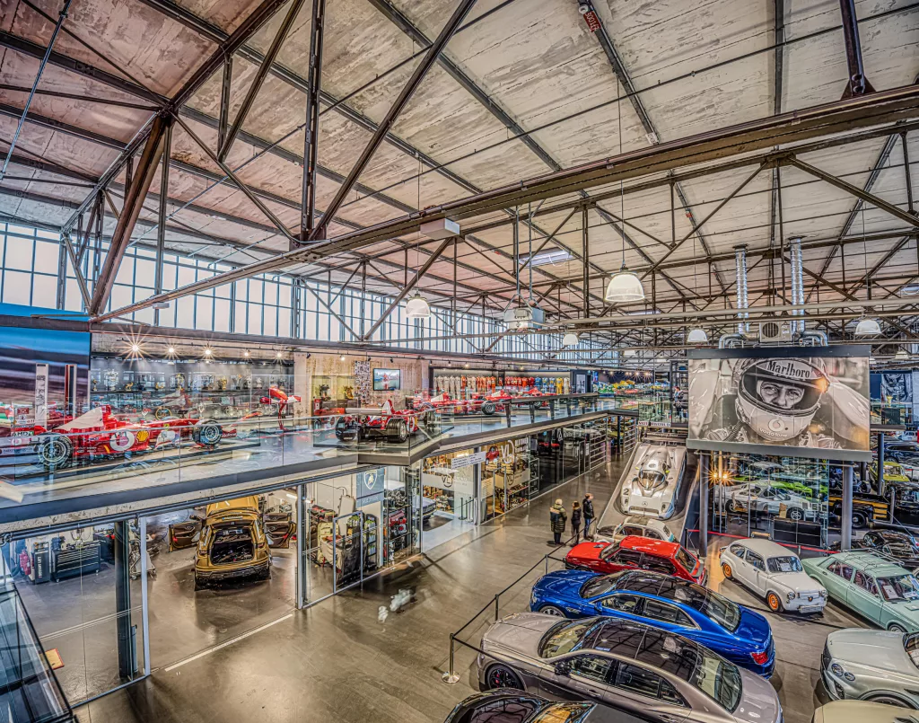Große Eventlocation mit Rennwagen, Oldtimern und moderner Architektur für exklusive Veranstaltungen im Automobilbereich