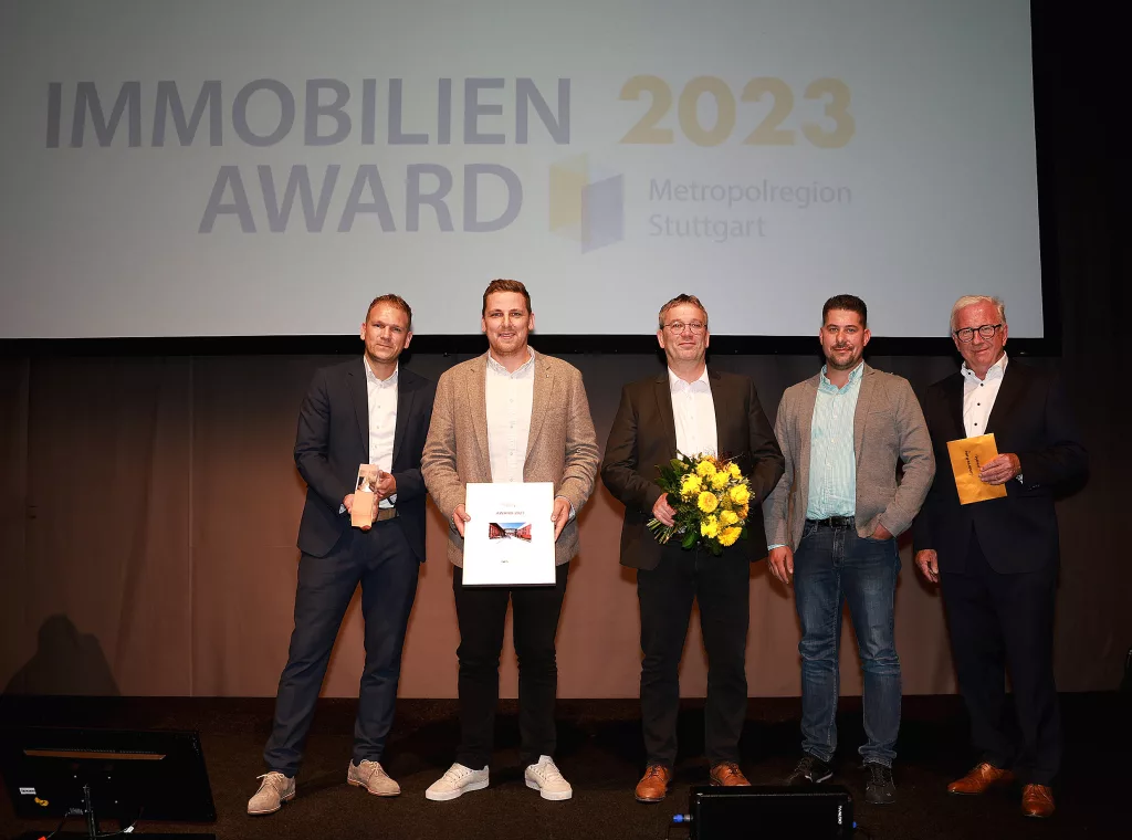 Fünf Männer stehen bei der Immobilien Award 2023 Verleihung in der Metropolregion Stuttgart auf der Bühne