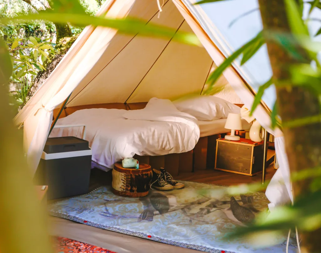 Gemütliche Eventlocation mit Zelt und Bett im Grünen, ideal für Outdoor-Events und Naturerlebnisse