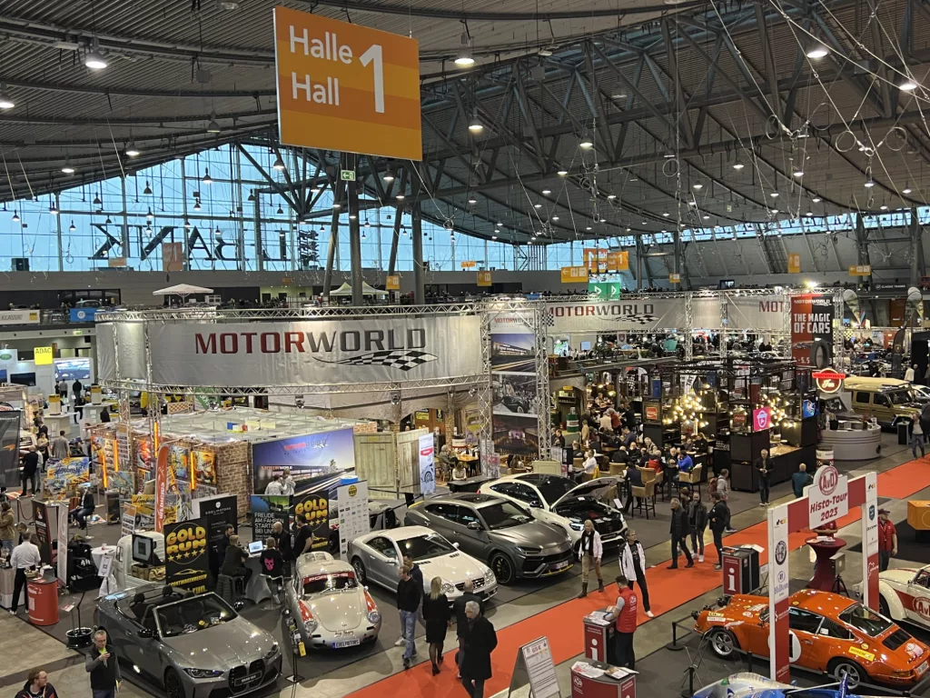 Eventlocation mit Oldtimern und Sportwagen bei der Motorworld Ausstellung in Halle 1