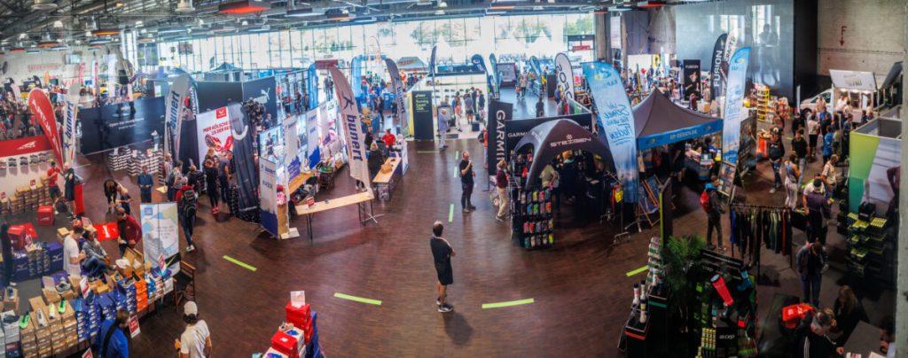 Große Eventlocation mit zahlreichen Ständen, Besuchern und Ausstellern auf Messe oder Verkaufsveranstaltung