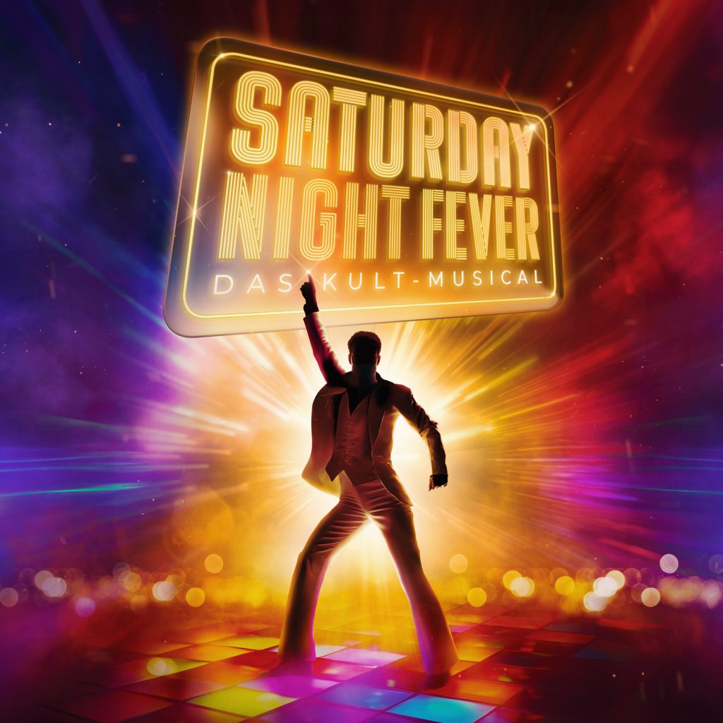 Leuchtendes Plakat des Kult-Musicals Saturday Night Fever mit tanzender Silhouette vor buntem Hintergrund