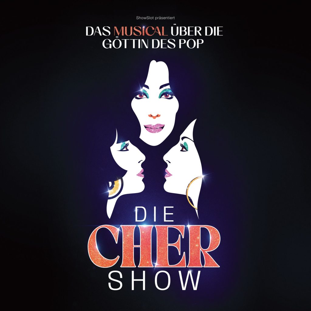 Promotional Poster für das Musical Die Cher Show über die Pop-Göttin mit stilisierten Gesichtern vor schwarzem Hintergrund