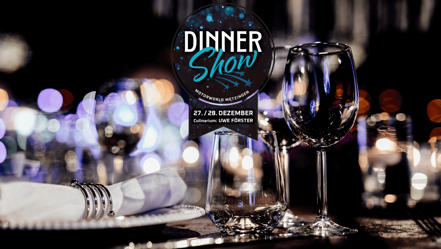 Fein gedeckter Tisch mit eingeklapstem weißen Serviette mit Ring, Gläsern und Kerzenlicht, darüber ein Banner mit der Aufschrift 'Dinner Show Motorworld Metzingen 27./28. Dezember Culinarium: Uwe Förster'