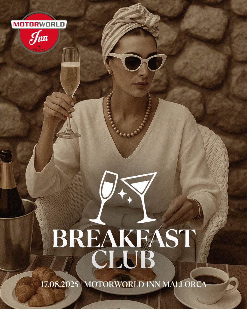 Frau im retro Stil mit Sonnenbrille, Perlenkette und gestreiftem Turban, die mit Sektglas in der Hand an einem gedeckten Tisch mit Croissants, Kaffee und Frühstücksspeisen sitzt, davor Text "Breakfast Club" und Datum "17.08.2025 | Motorworld Inn Mallorca"
