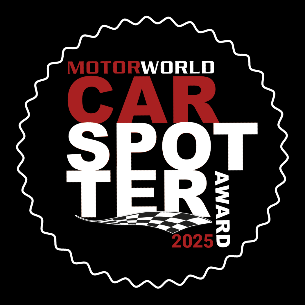 Logo mit wellenförmigem Rand, Schriftzug "Motorworld Car Spotter Award 2025" und einem schwarz-weiß karierten Rennflaggenmuster