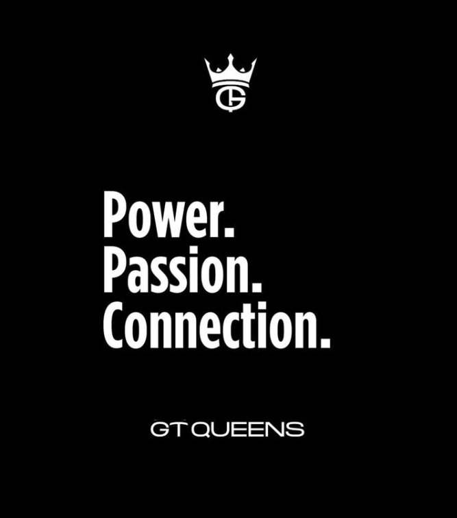 Schwarzer Hintergrund mit weißem Text: Power. Passion. Connection. Darüber ein Kronensymbol mit den Buchstaben GT, darunter der Schriftzug GT QUEENS.
