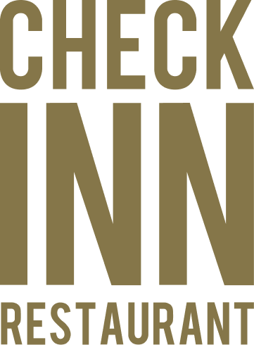 Schriftzug in dunkelbrauner Farbe mit den Worten CHECK INN RESTAURANT übereinander angeordnet