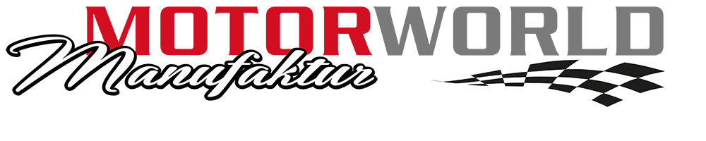 Logo mit dem Schriftzug MOTORWORLD in Großbuchstaben, wobei MOTOR rot und WORLD grau ist, darunter in kursiver schwarzer Schrift das Wort Manufaktur, rechts daneben ein stilisiertes kariertes Rennflaggenmuster in Schwarz und Grau