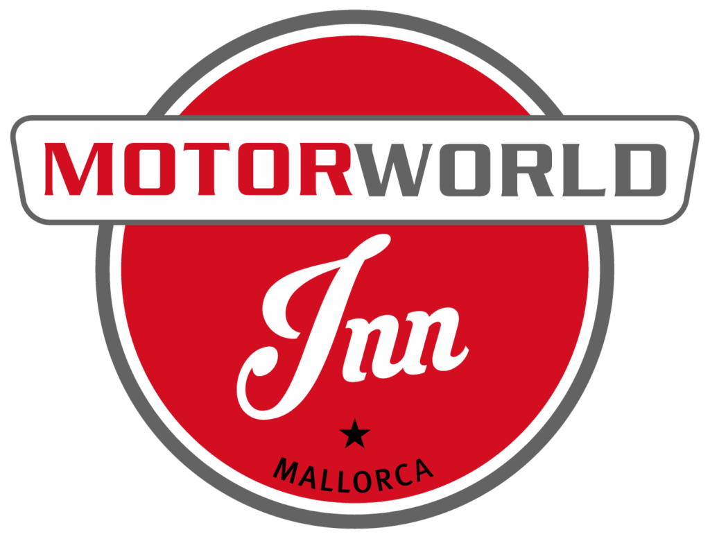 Rundes Logo mit rotem Hintergrund und grauem Rand, oben ein weißes Banner mit dem Text MOTORWORLD in Rot und Grau, darunter in weißer Schrift das Wort Inn, unterstrichen von einem schwarzen Stern und dem Schriftzug MALLORCA