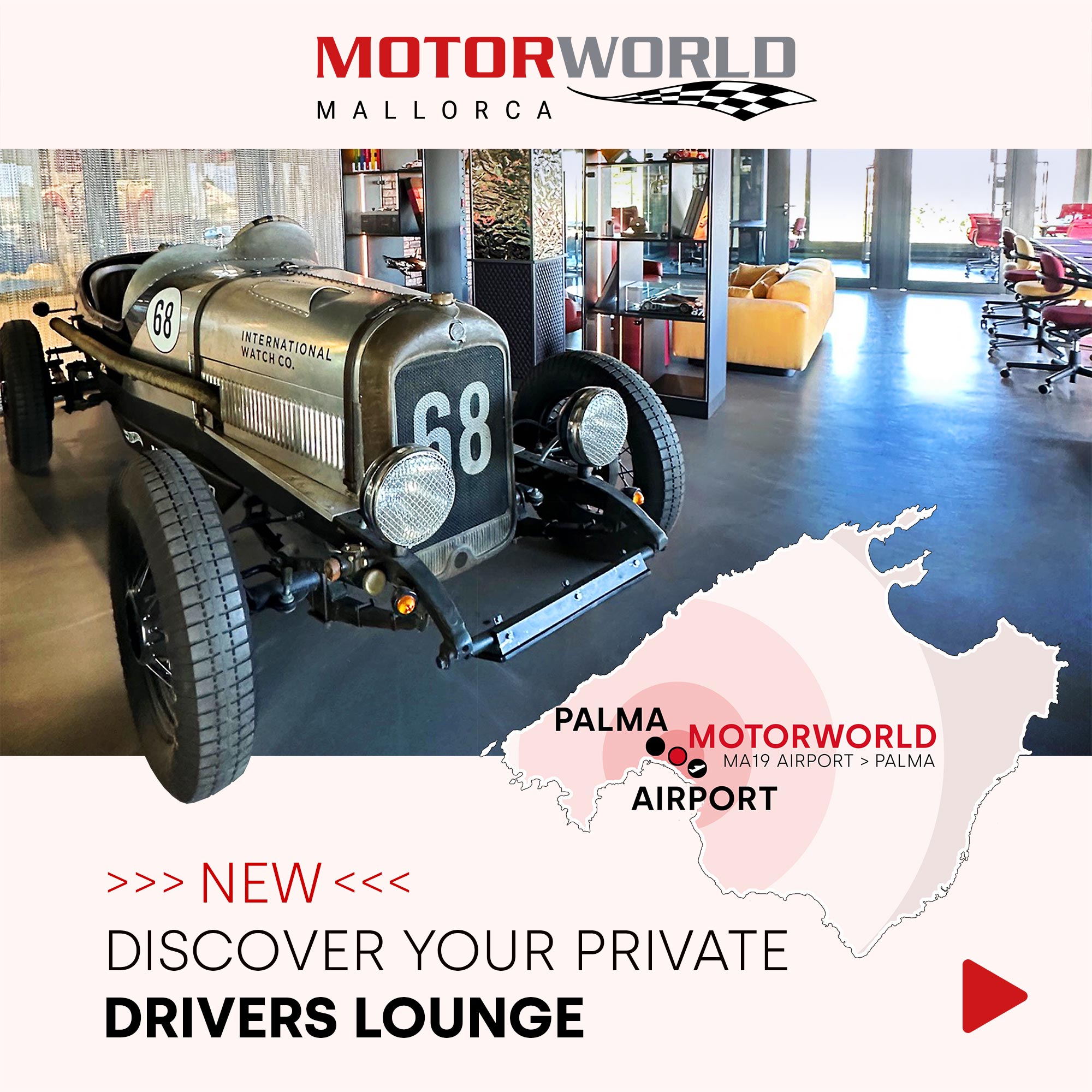 Coche de carreras de época con el número 68 en un moderno salón con sofás y sillas, encima el logotipo de Motorworld Mallorca, al lado un mapa con la ubicación de Motorworld entre Palma y el aeropuerto de Palma en Mallorca, texto "Nuevo Descubra su salón privado para conductores".