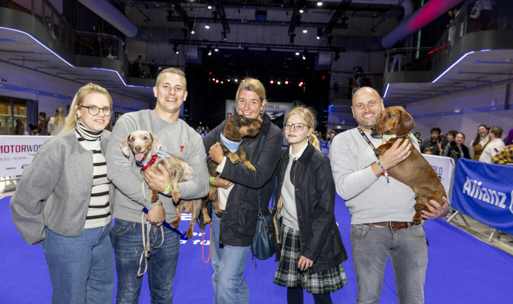 Gewichtsklasse über 8 Kilo: Links Familie Kurz mit Weltmeister Luitpold, Mitte Finchen mit Karen Fendt und Tochter, rechts Karuso von den Sieben Bergen mit Besitzer Heinz Bähr
