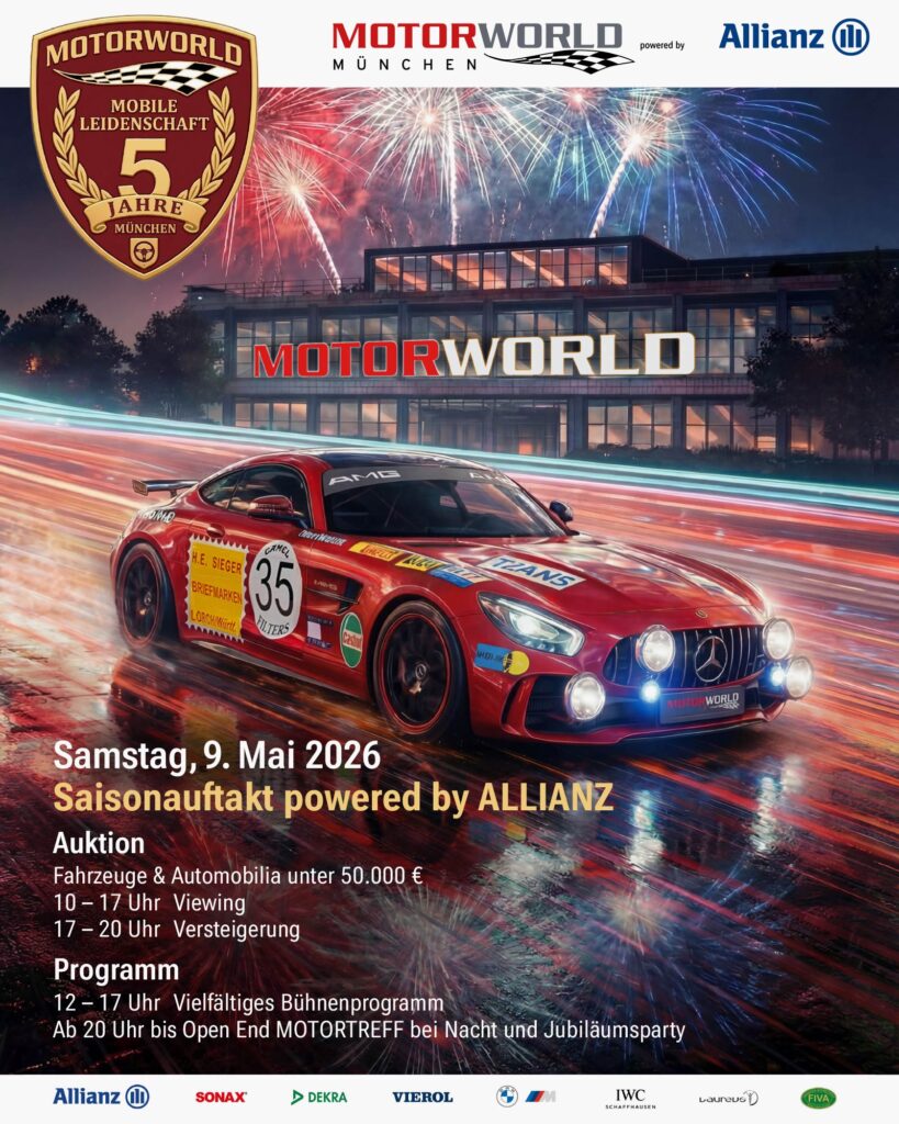 Rotes Rennsport-Coupé mit Startnummer 35 vor beleuchtetem Motorworld-Gebäude und Feuerwerk, Werbetext für Saisonauftakt am 9. Mai 2026.