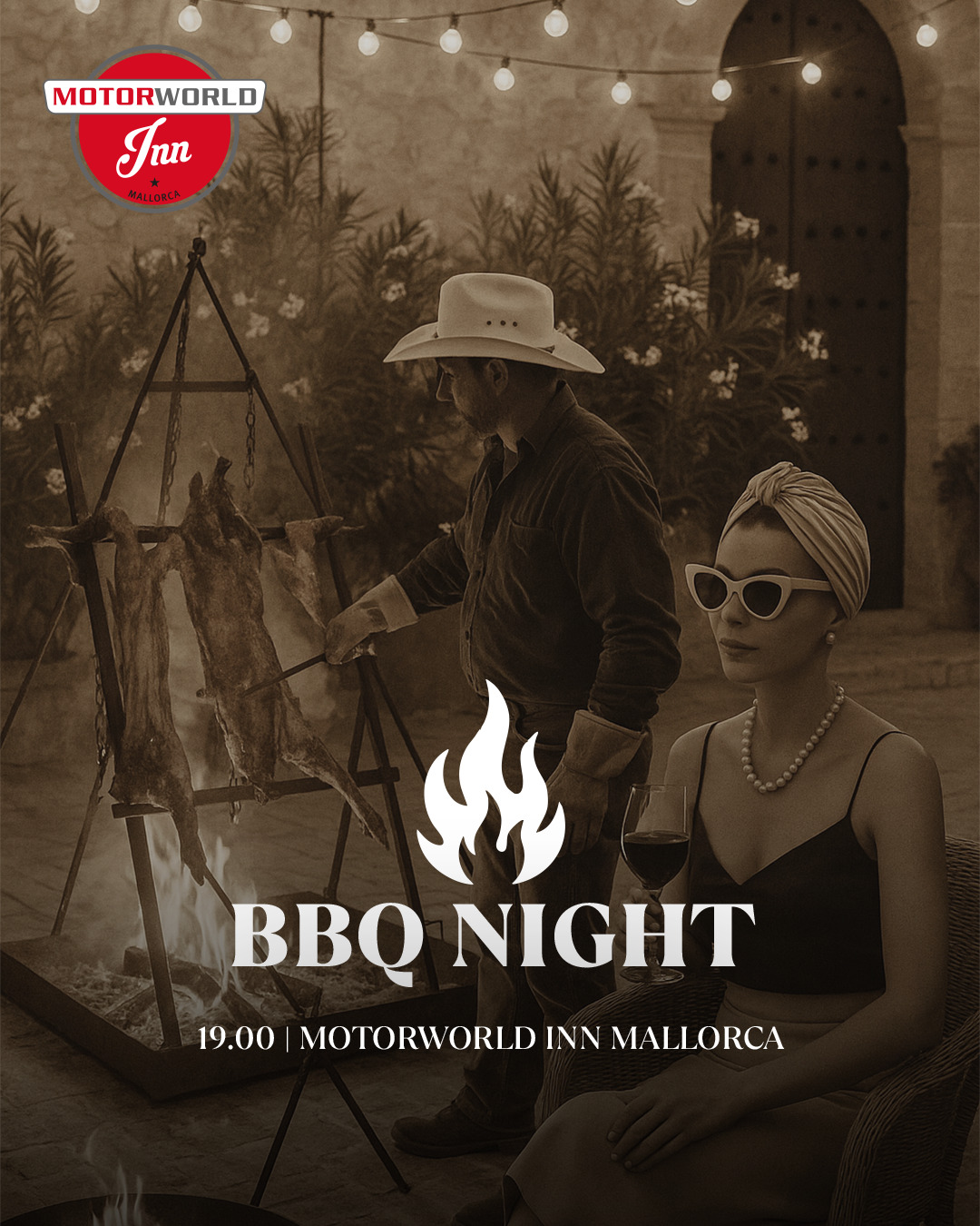Mann mit Cowboyhut und Handschuhen grillt Fleisch über offenem Feuer, eine elegant gekleidete Frau mit Turban und Sonnenbrille hält ein Glas Wein, davor Text "BBQ NIGHT 19.00 | MOTORWORLD INN MALLORCA" und Motorworld Inn Logo