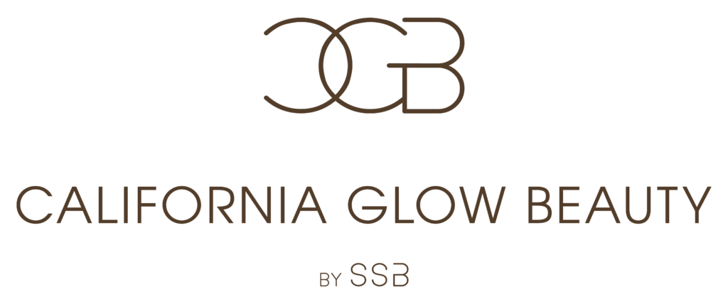 Logo von California Glow Beauty mit den Initialen CGB in einem verschlungenen Design über dem Schriftzug und darunter dem Zusatz ‚by SSB‘ in brauner Schrift