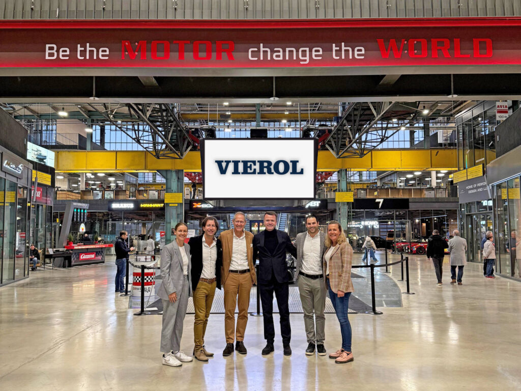 V.l.n.r.: Sarah Dünkel (MOTORWORLD), Ibrahim Chahrour (VIEROL), Andreas Dünkel (MOTORWORLD), Ulf R. Koschig (VIEROL), Felix Oberle (MOTORWORLD), Sandra Kieling (MOTORWORLD)