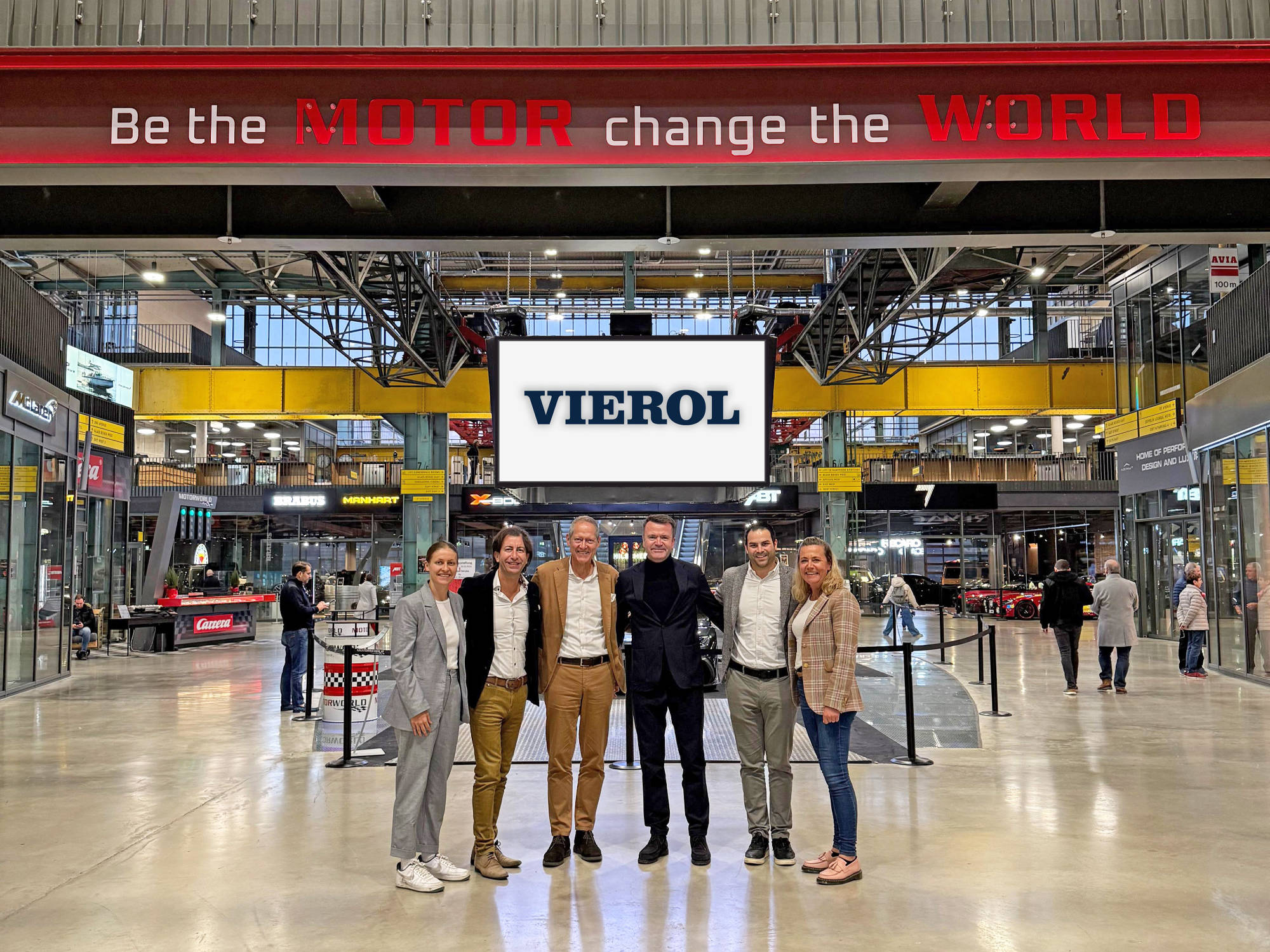 V.l.n.r.: Sarah Dünkel (MOTORWORLD), Ibrahim Chahrour (VIEROL), Andreas Dünkel (MOTORWORLD), Ulf R. Koschig (VIEROL), Felix Oberle (MOTORWORLD), Sandra Kieling (MOTORWORLD)