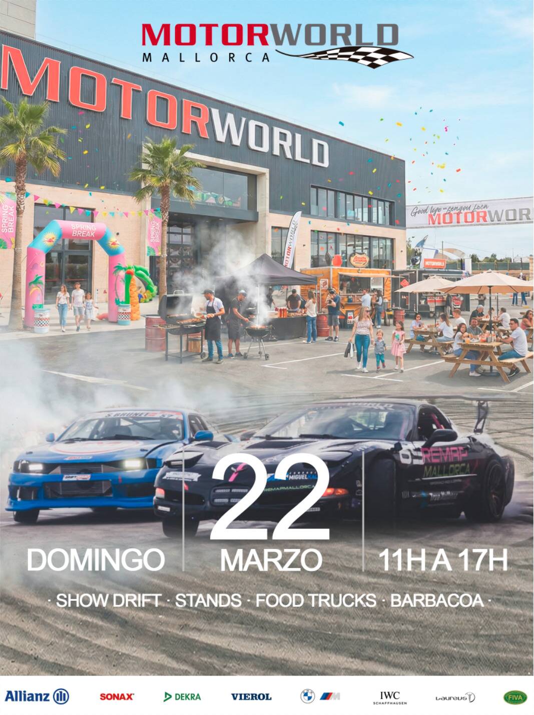 Außenaufnahme von Motorworld Mallorca mit Driftwagen im Vordergrund, Food‑Stände, Besucher und Eventdatum 22. März.