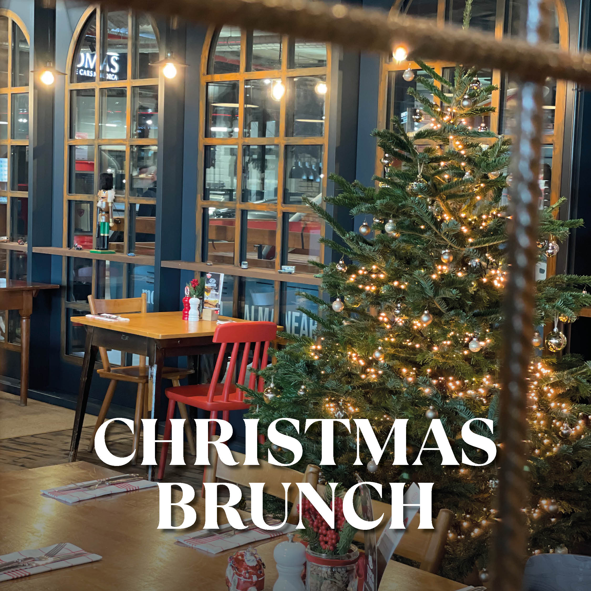Weihnachtlich dekorierter Tannenbaum mit glänzenden Kugeln und warmen Lichterketten in einem gemütlichen Restaurant, daneben ein Holztisch mit rotem Stuhl und Fensterfront; weiße Schrift CHRISTMAS BRUNCH überlagert das Bild.