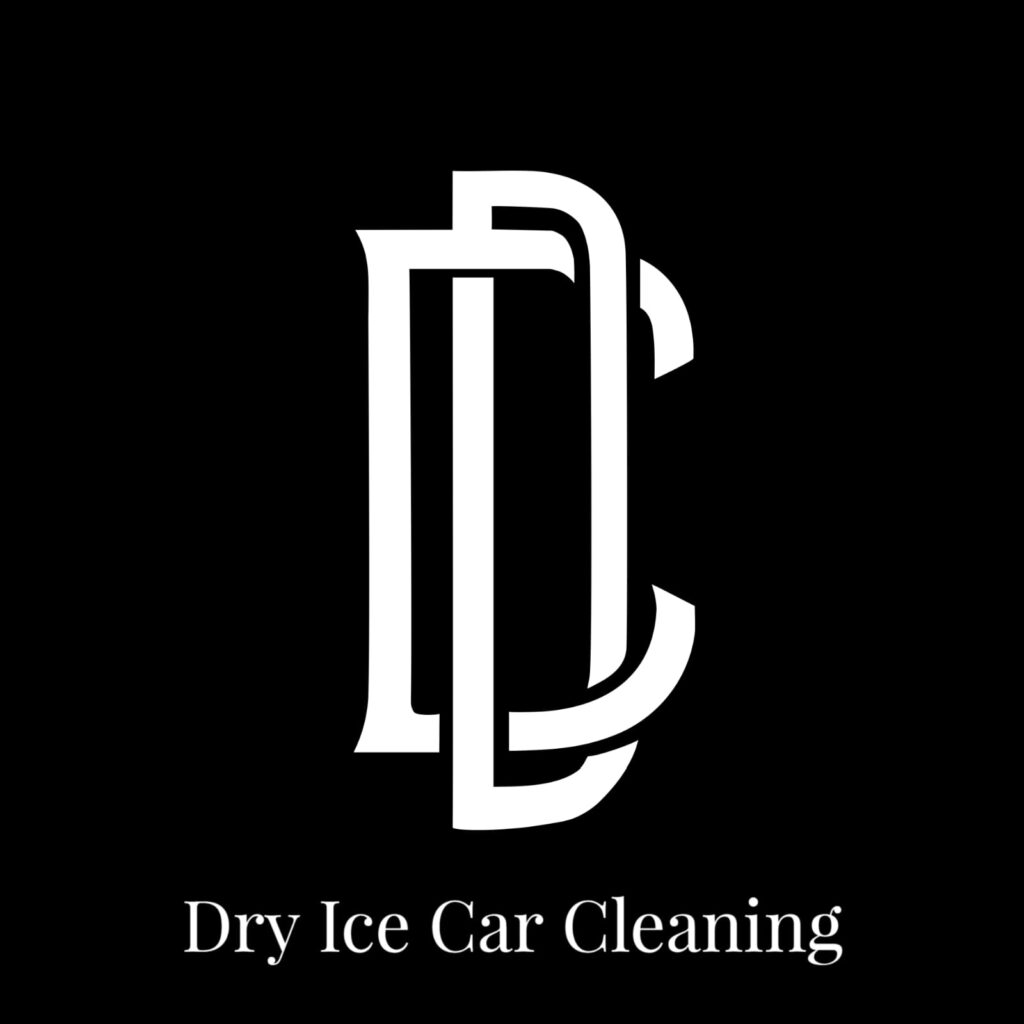 Weißes, stilisiertes, ineinander verschlungenes Monogramm (Buchstaben D und C) auf schwarzem Hintergrund, darunter der Schriftzug Dry Ice Car Cleaning.