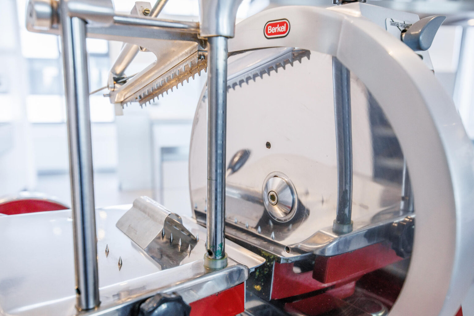 Berkel Aufschnittmaschine mit großer runder Schneidscheibe und Metall-Führungsschiene