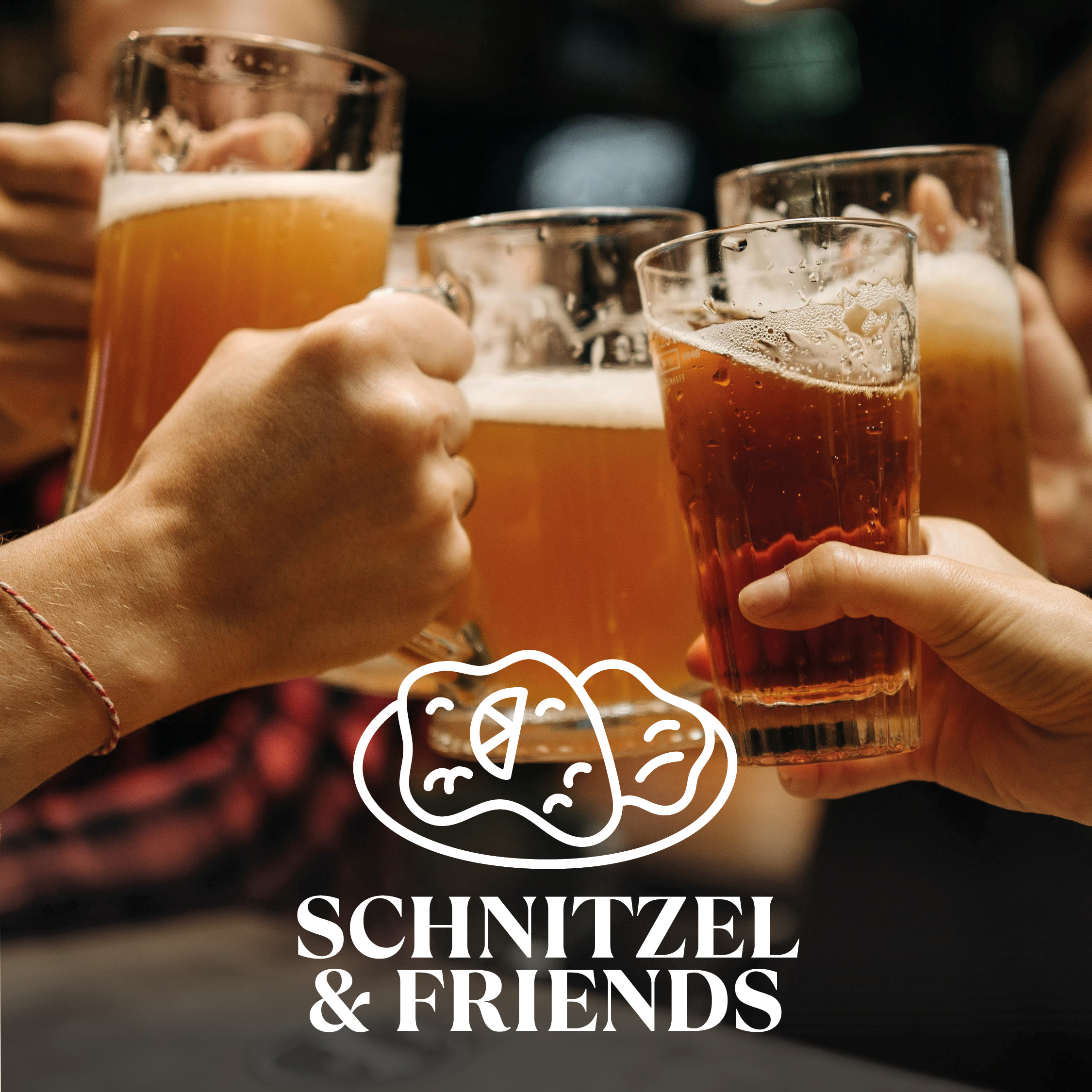 Mehrere Hände stoßen mit Biergläsern an; im Vordergrund bernsteinfarbenes Bier mit Schaum, darüber ein weißes Logo mit stilisierter Schnitzel-Illustration und dem Schriftzug Schnitzel & Friends.