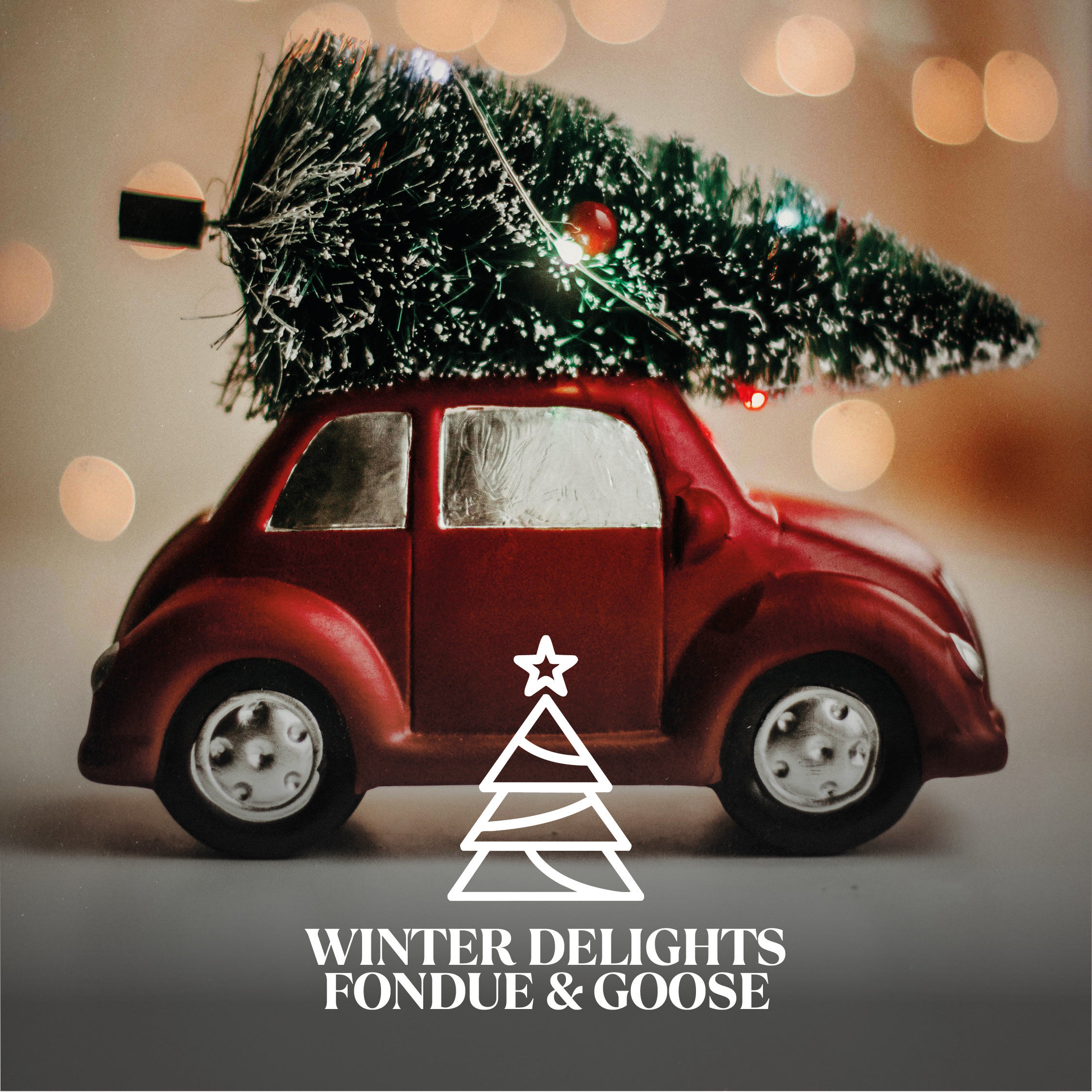 Rotes Spielzeugauto mit einem kleinen, beleuchteten Tannenbaum auf dem Dach vor verschwommenen Lichtern; unten ein weißes Tannen-Symbol und der Schriftzug "Winter Delights Fondue & Goose".
