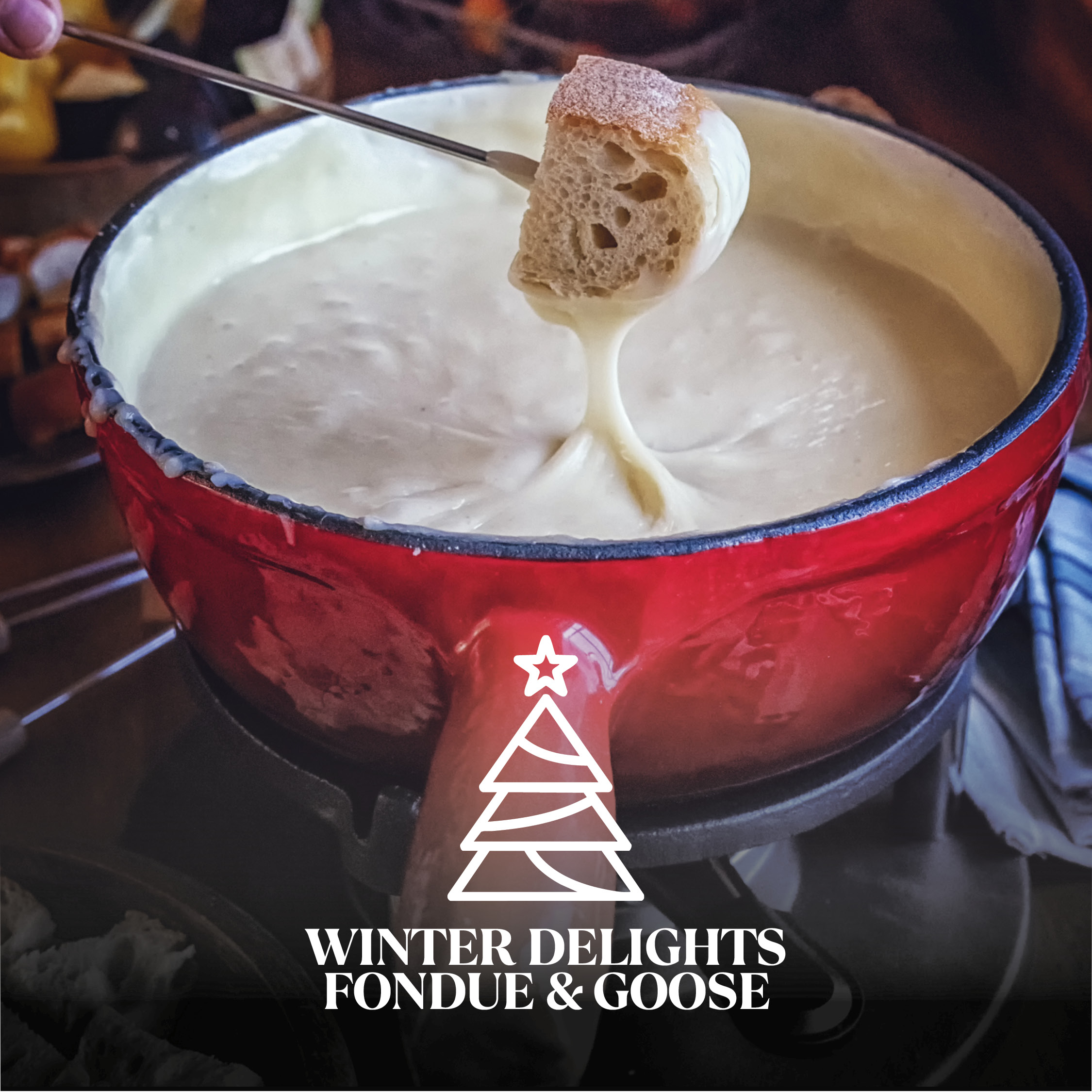Roter Fonduetopf mit cremigem, geschmolzenem Käse, an einer Fonduegabel hängt ein in Käse getauchtes Brotstück, im unteren Bildbereich weißes Tannenbaum-Logo und Schriftzug "Winter Delights Fondue & Goose".