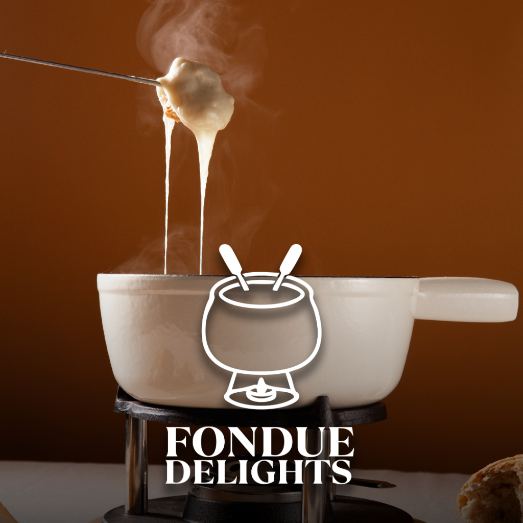 Dampfender Fondue-Topf mit zäh fließendem Käse an einer Gabel und dem Schriftzug FONDUE DELIGHTS.