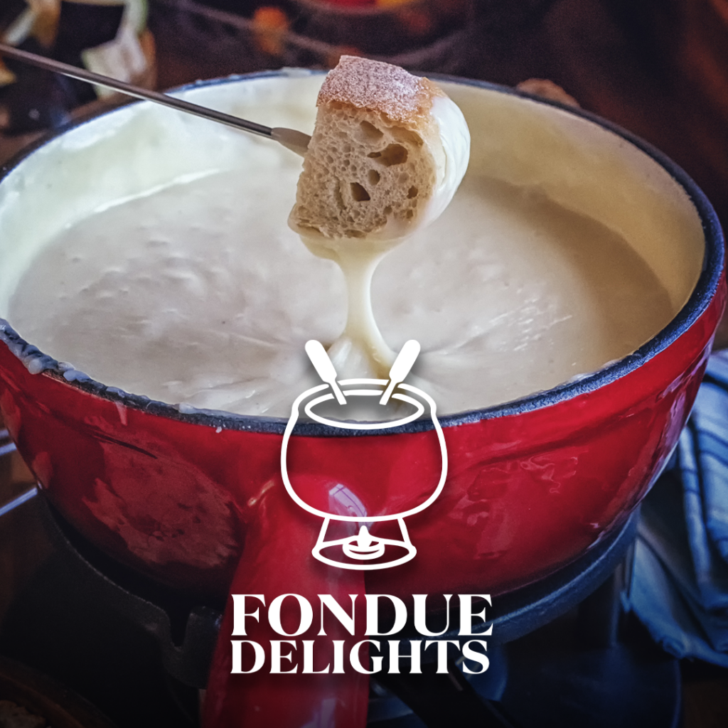 Roter Fonduetopf mit geschmolzenem Käse, ein Stück Brot an einer Fonduegabel und das Logo Fondue Delights.