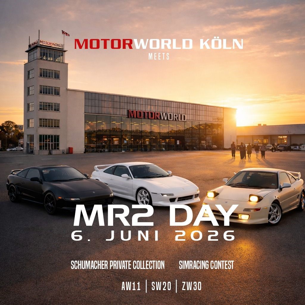 Drei MR2-Coupés vor dem Motorworld Köln bei Sonnenuntergang mit sichtbarem Schriftzug MR2 DAY 6. Juni 2026.