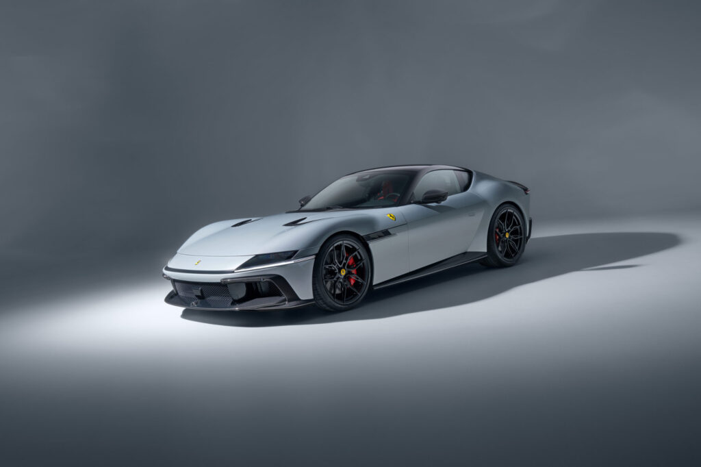 Silberner Ferrari-Sportwagen im Studio, dreiviertel-vorne Ansicht mit schwarzem Dach, schwarzen Felgen und roten Bremssätteln