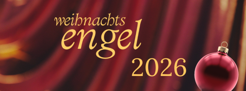 Goldene Schrift weihnachts engel 2026 vor rotem Vorhang, rechts eine glänzende rote Christbaumkugel.