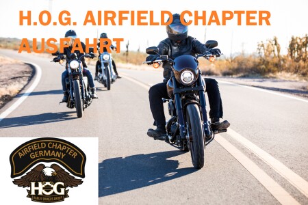 Drei Motorradfahrer auf einer Landstraße bei Sonnenschein, oben Schriftzug "H.O.G. Airfield Chapter Ausfahrt" und Club-Logo links unten.