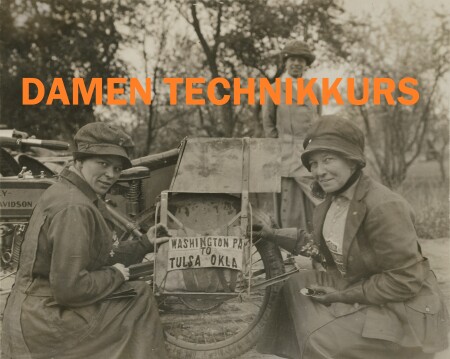 Drei Frauen an historischem Motorrad mit Beiwagen und Schild 'Washington–Tulsa', orange Schrift 'DAMEN TECHNIKKURS'.