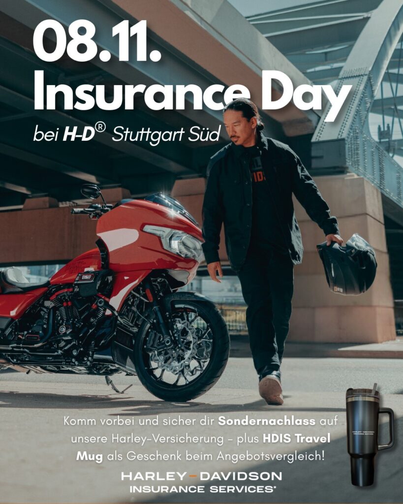 Mann mit schwarzem Helm neben rotem Harley-Motorrad unter Brücke, Schriftzug 08.11. Insurance Day.