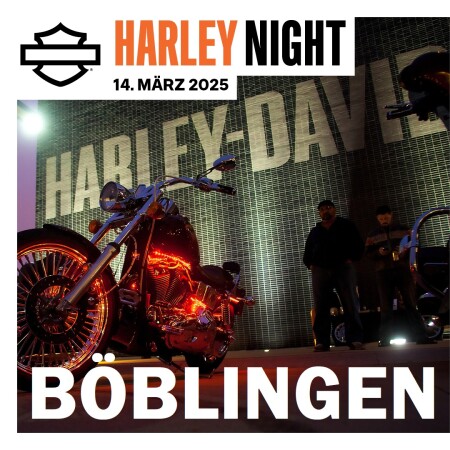 Beleuchtetes Harley-Motorrad mit roten Lichtern vor einer Wand mit 'HARLEY‑DAVIDSON'-Schrift; Schriftzug "Harley Night, 14. März 2025, Böblingen".