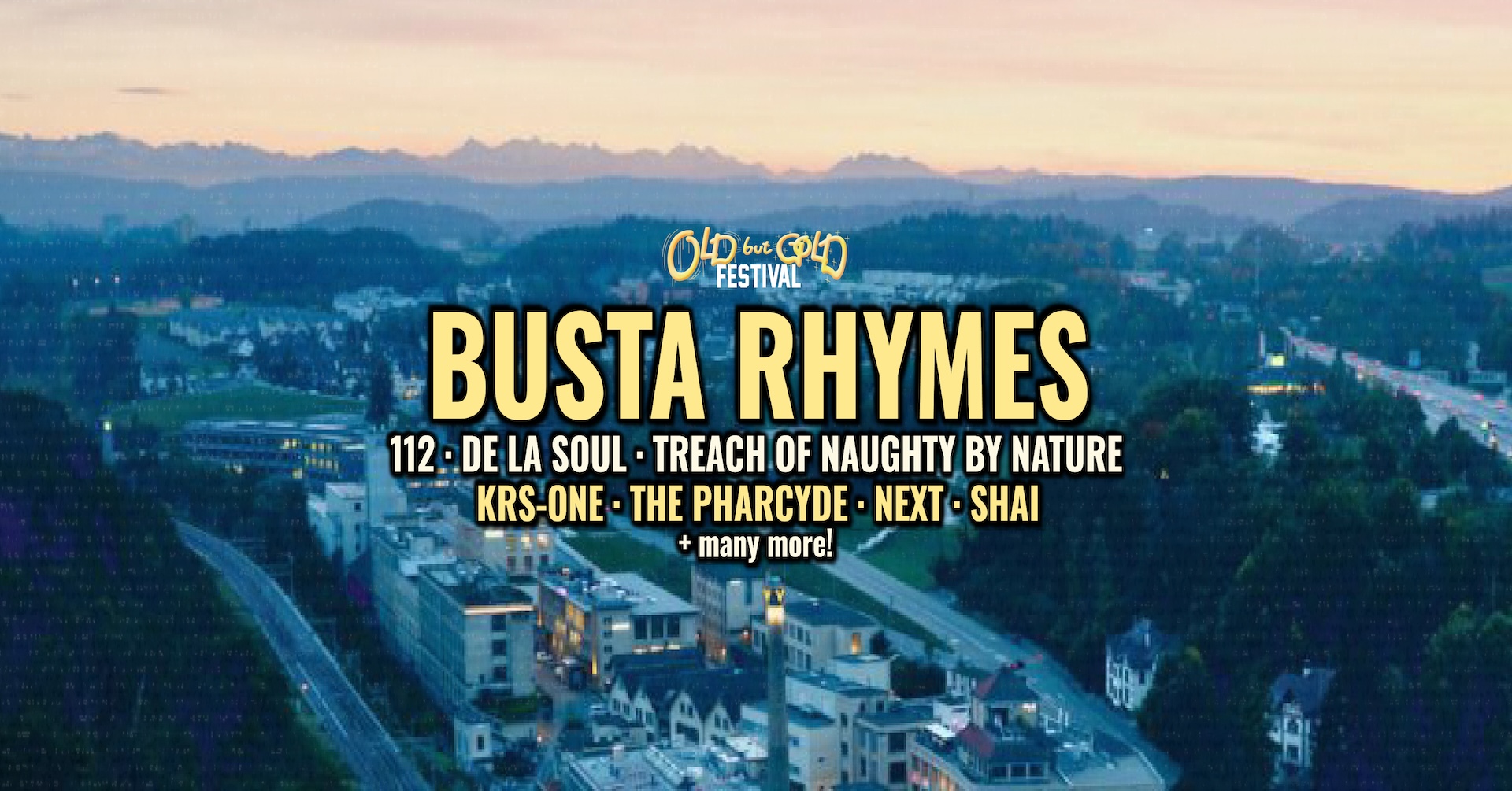 Festivalplakat mit großem Busta Rhymes‑Schriftzug und weiteren Künstlernamen vor abendlicher Stadt- und Berglandschaft