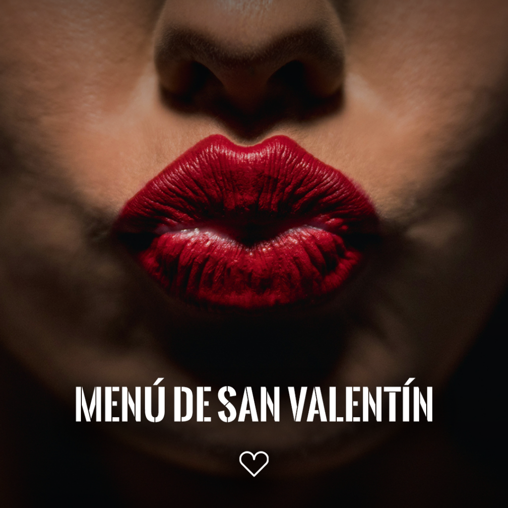 Nahaufnahme roter, geschürzter Lippen in Kussform, darunter Schriftzug „Menú de San Valentín“ und kleines Herzsymbol.