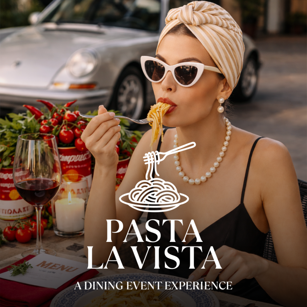 Elegante Frau mit Turban und Perlenkette isst Pasta an Straßencafé, Weinglas im Vordergrund und Schriftzug PASTA LA VISTA.