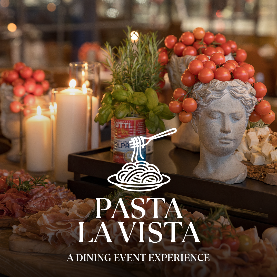 Buffet mit Kerzen, Basilikum in Dose, Skulpturenkopf mit Kirschtomaten und Aufschnitt, Logo Pasta La Vista