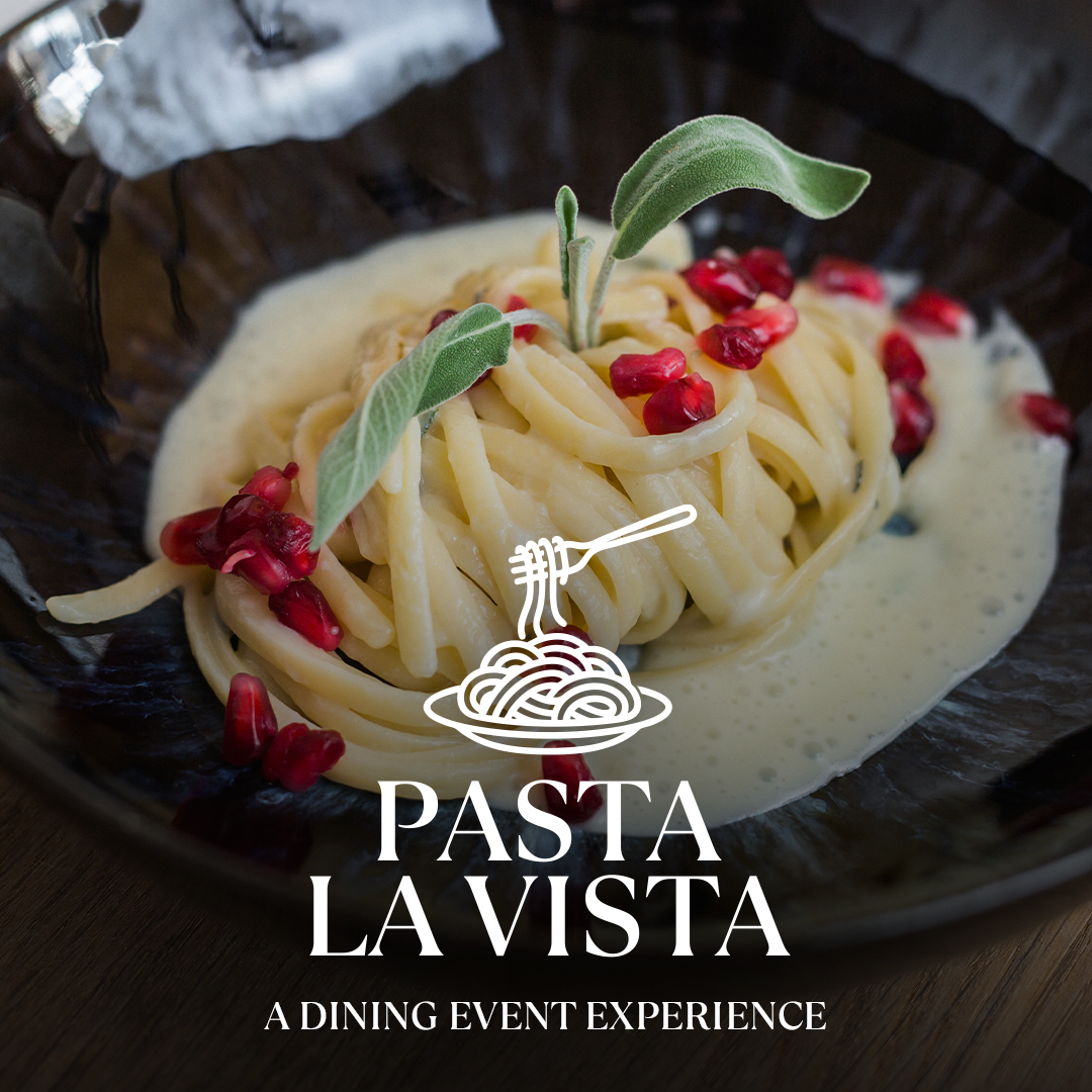 Garnierte Pasta in cremiger Sauce mit Granatapfelkernen und Salbei in schwarzer Schale; Schriftzug PASTA LA VISTA darunter.