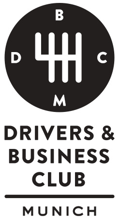 Schwarzer Kreis mit Schaltsymbol und den Buchstaben B, D, C, M; darunter der Schriftzug Drivers & Business Club und Munich.