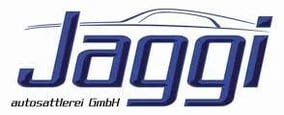 Logo der Firma "Jaggi" in blauer Schrift mit stilisierter Autokontur darüber und dem Zusatz "autosattlerei GmbH".