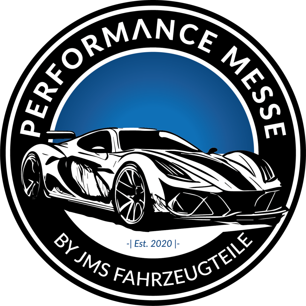Rundes Logo mit stilisiertem Sportwagen vor blauem Kreis und Schriftzug Performance Messe und By JMS Fahrzeugteile.