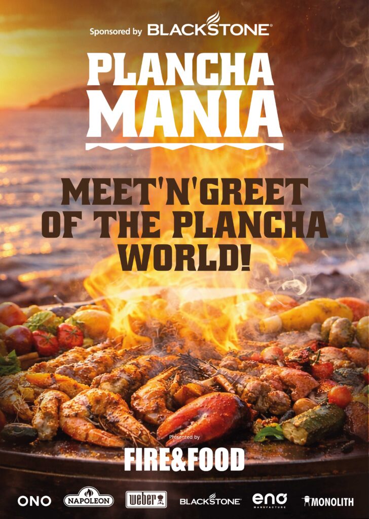 Große Plancha mit Meeresfrüchten und Gemüse über offenem Feuer, Textbanner "Plancha Mania" und Sponsorlogos im Hintergrund.