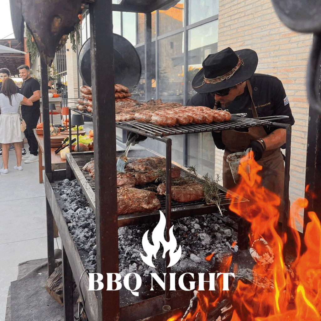 Un maestro parrillero con sombrero convierte salchichas y filetes en una parrilla de carbón abierta en una noche de barbacoa al aire libre.